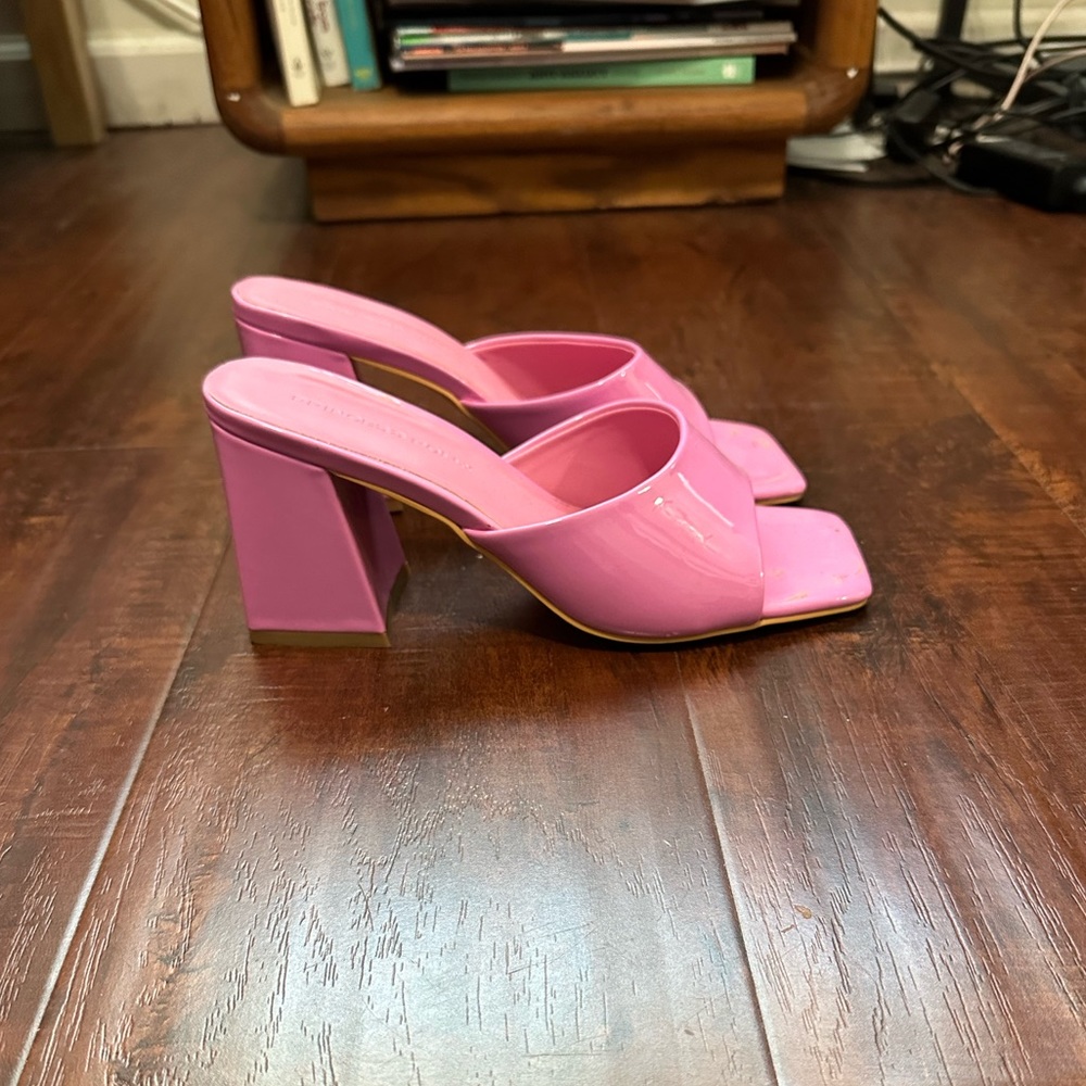 Princess Polly size 6 sandal heels pink patent